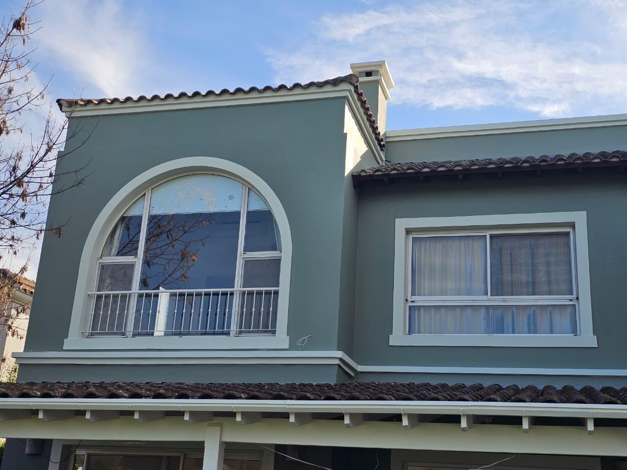 House for annual rent by the water in Santa Bárbara—5 bedrooms, immaculate, comfortable, and bright
