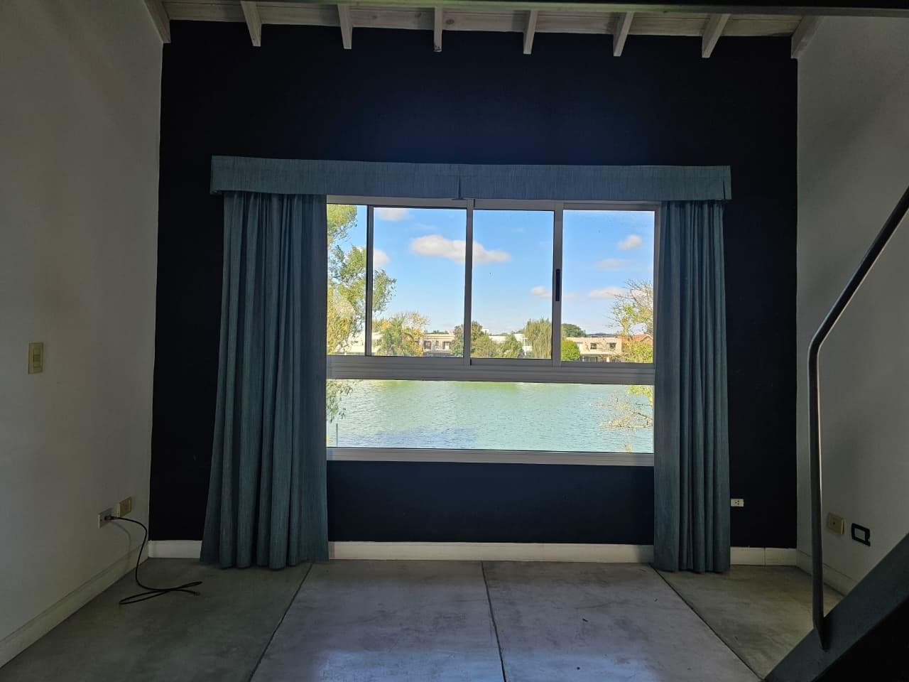 House for annual rent by the water in Santa Bárbara—5 bedrooms, immaculate, comfortable, and bright