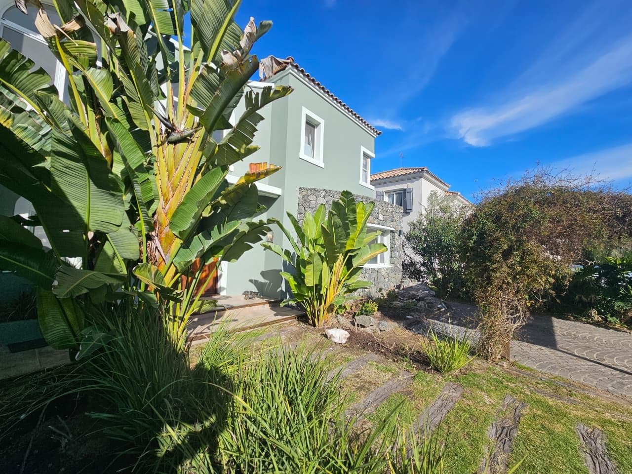 House for annual rent by the water in Santa Bárbara—5 bedrooms, immaculate, comfortable, and bright