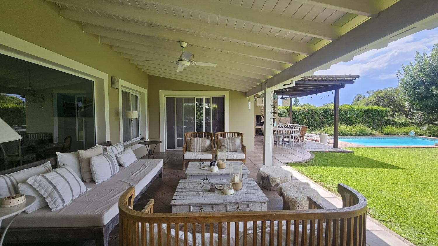 House for annual rent by the water in Santa Bárbara—5 bedrooms, immaculate, comfortable, and bright