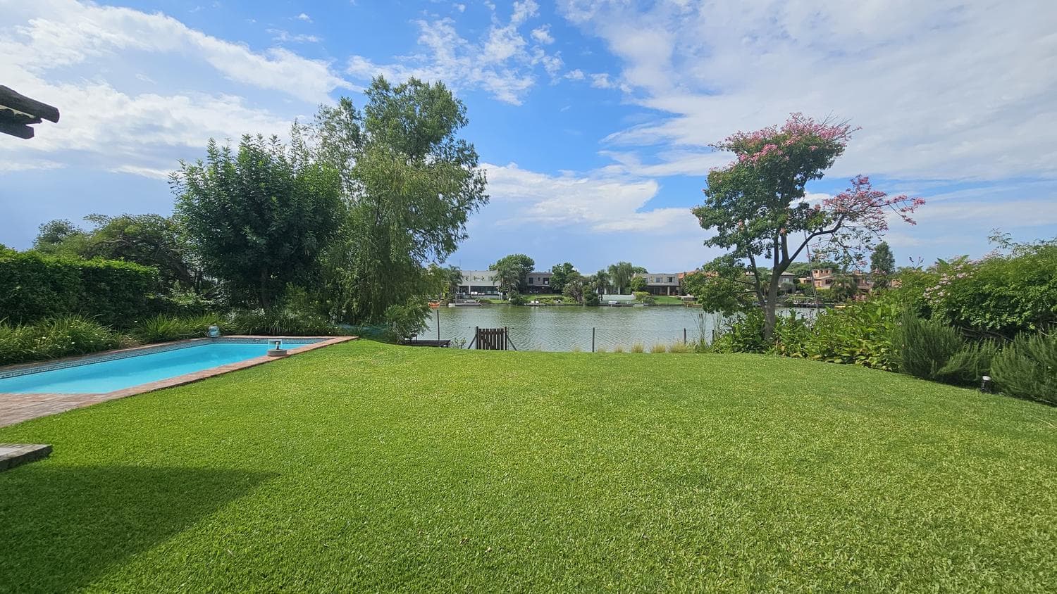 House for annual rent by the water in Santa Bárbara—5 bedrooms, immaculate, comfortable, and bright