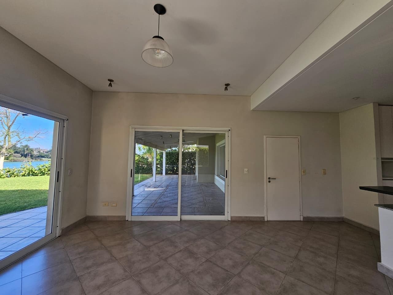 House for annual rent by the water in Santa Bárbara—5 bedrooms, immaculate, comfortable, and bright
