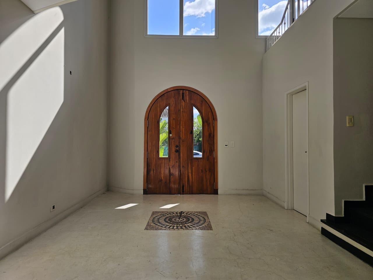 House for annual rent by the water in Santa Bárbara—5 bedrooms, immaculate, comfortable, and bright