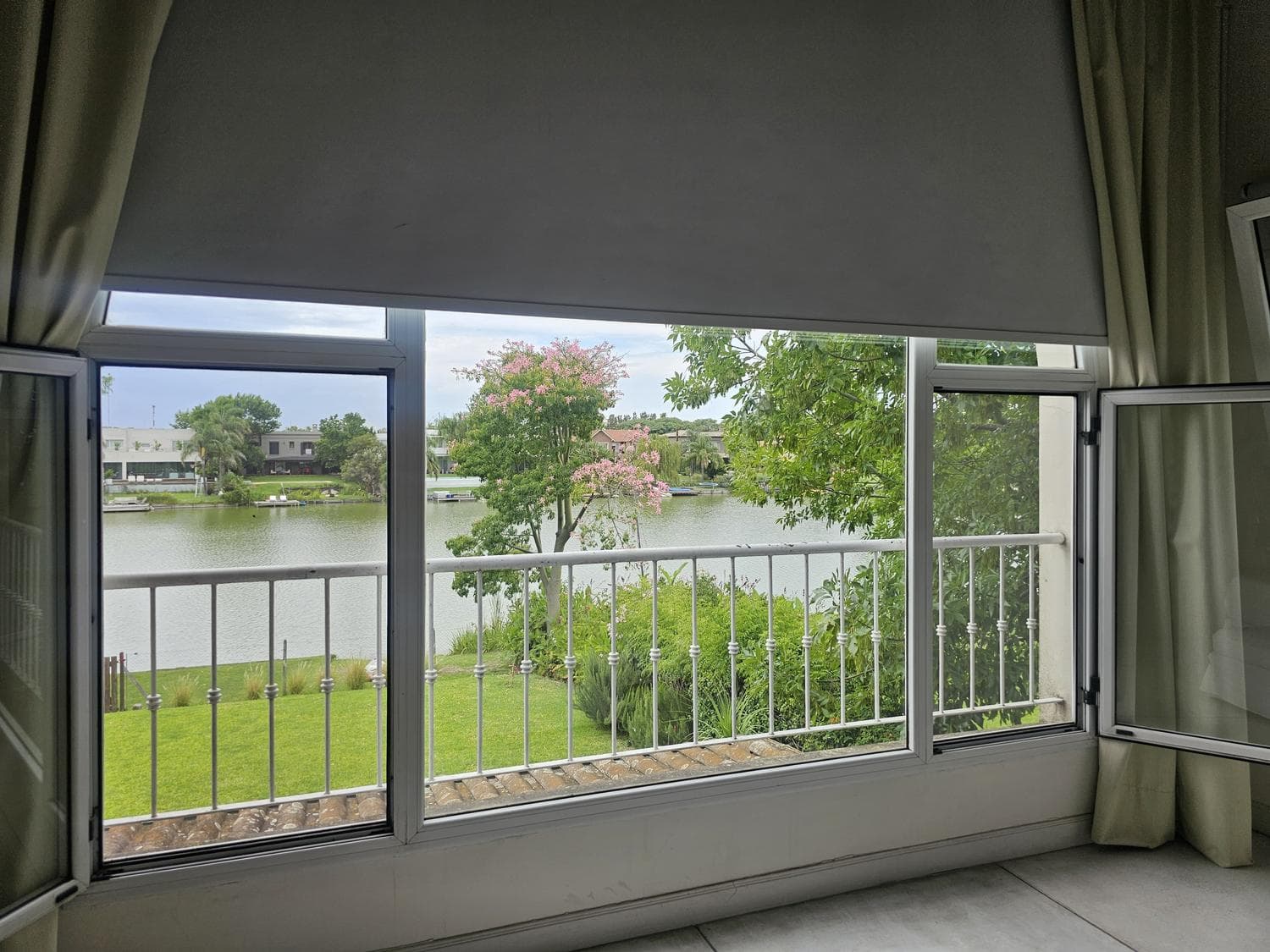 House for annual rent by the water in Santa Bárbara—5 bedrooms, immaculate, comfortable, and bright