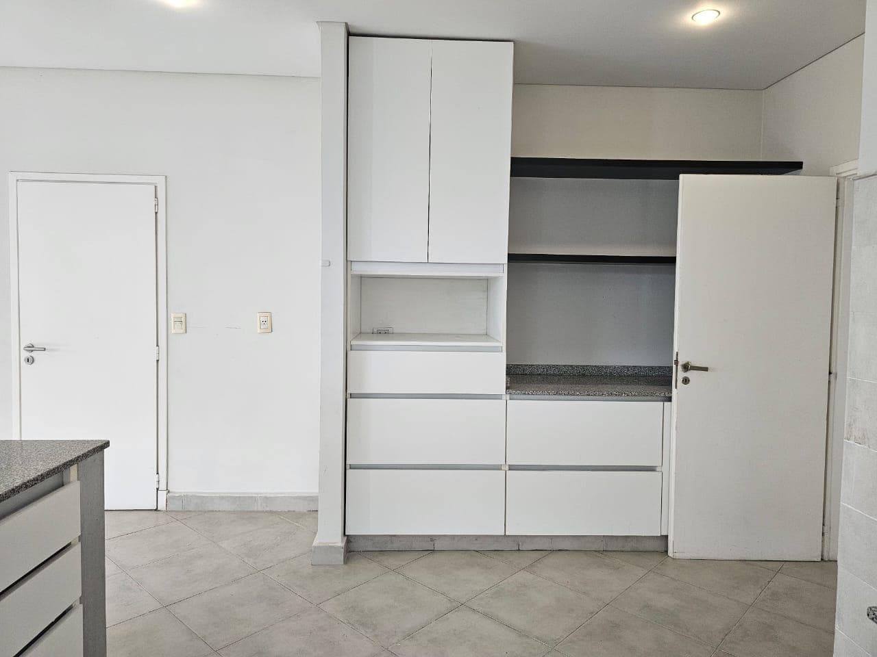 House for annual rent by the water in Santa Bárbara—5 bedrooms, immaculate, comfortable, and bright
