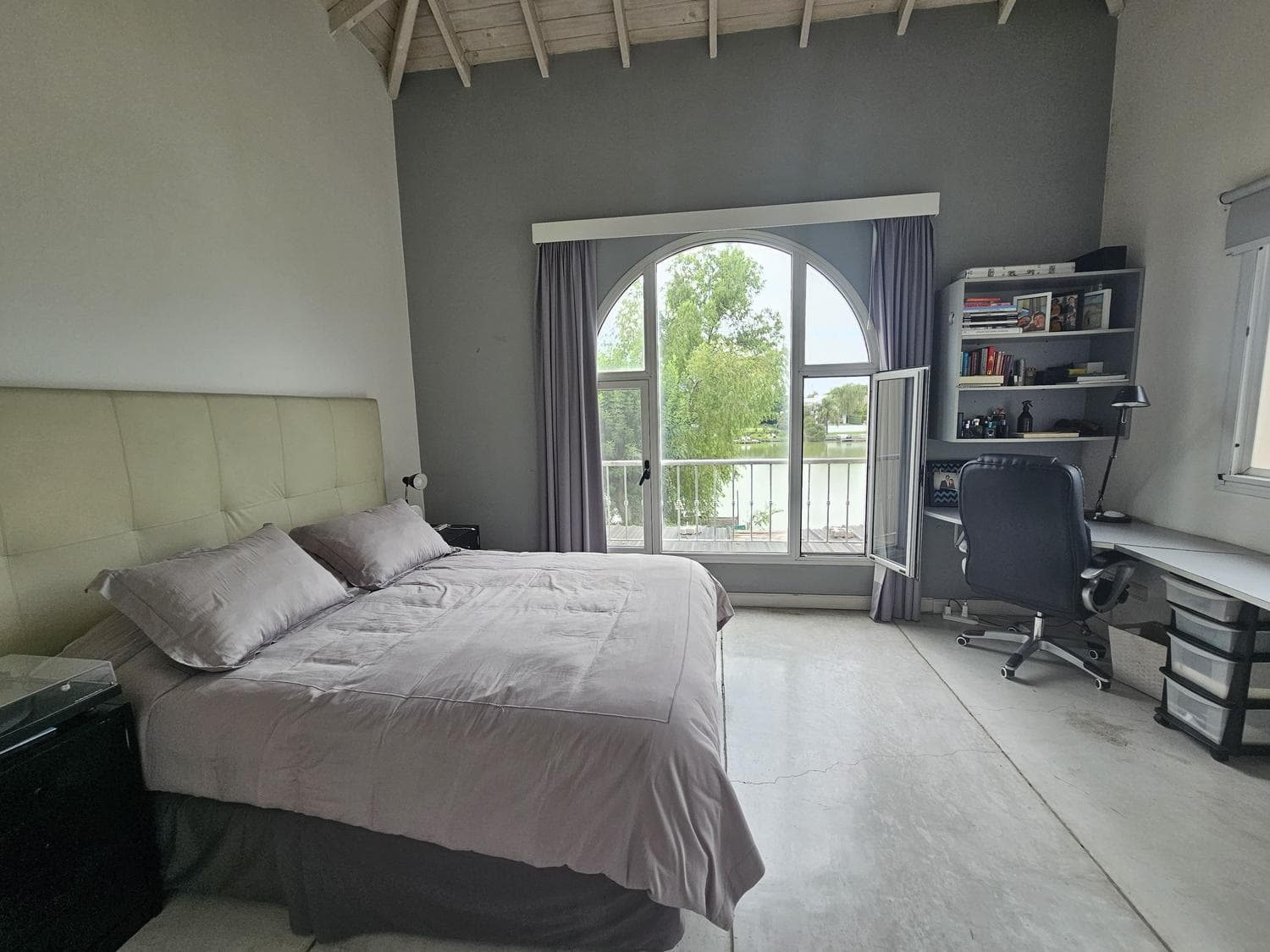 House for annual rent by the water in Santa Bárbara—5 bedrooms, immaculate, comfortable, and bright