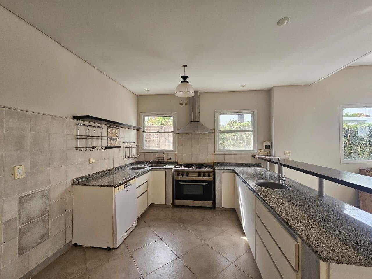 House for annual rent by the water in Santa Bárbara—5 bedrooms, immaculate, comfortable, and bright