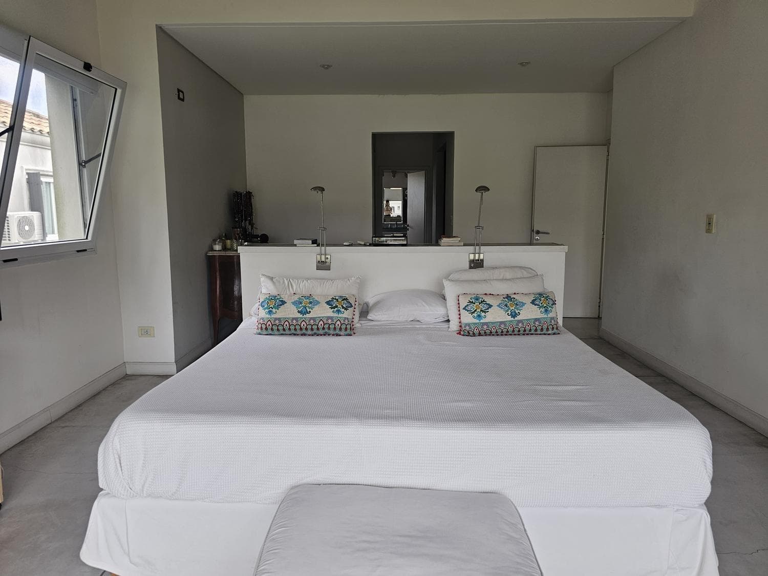 House for annual rent by the water in Santa Bárbara—5 bedrooms, immaculate, comfortable, and bright