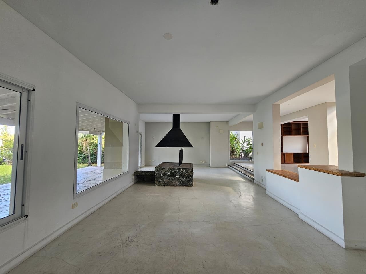 House for annual rent by the water in Santa Bárbara—5 bedrooms, immaculate, comfortable, and bright