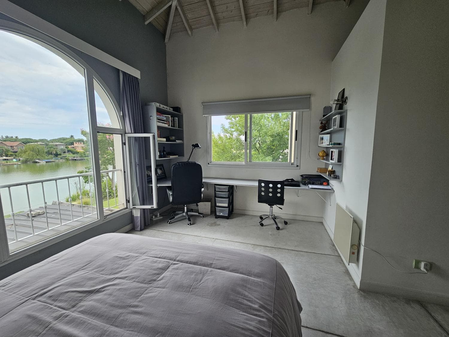 House for annual rent by the water in Santa Bárbara—5 bedrooms, immaculate, comfortable, and bright