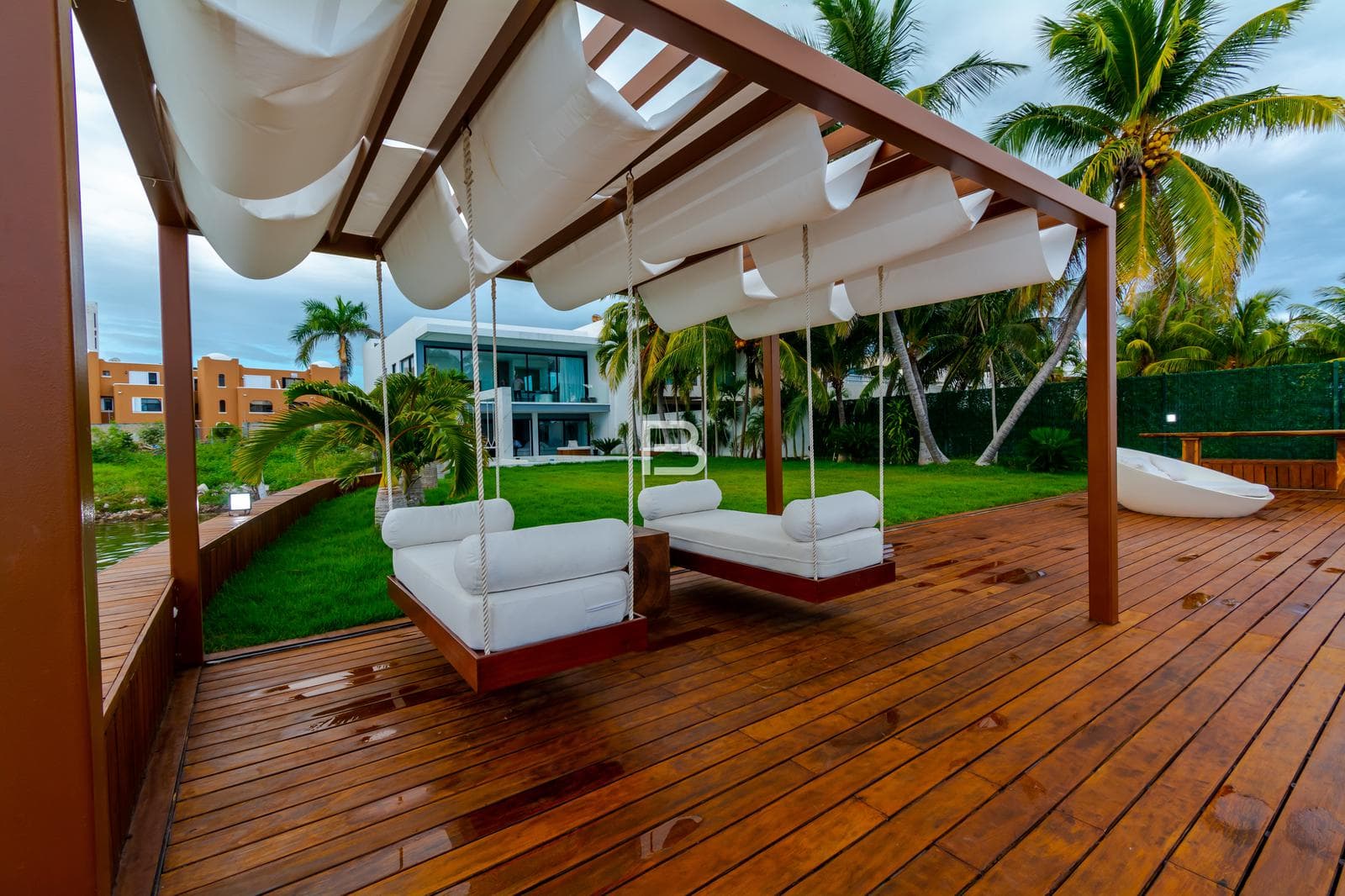 PokTaPok House for Sale with a Dock
