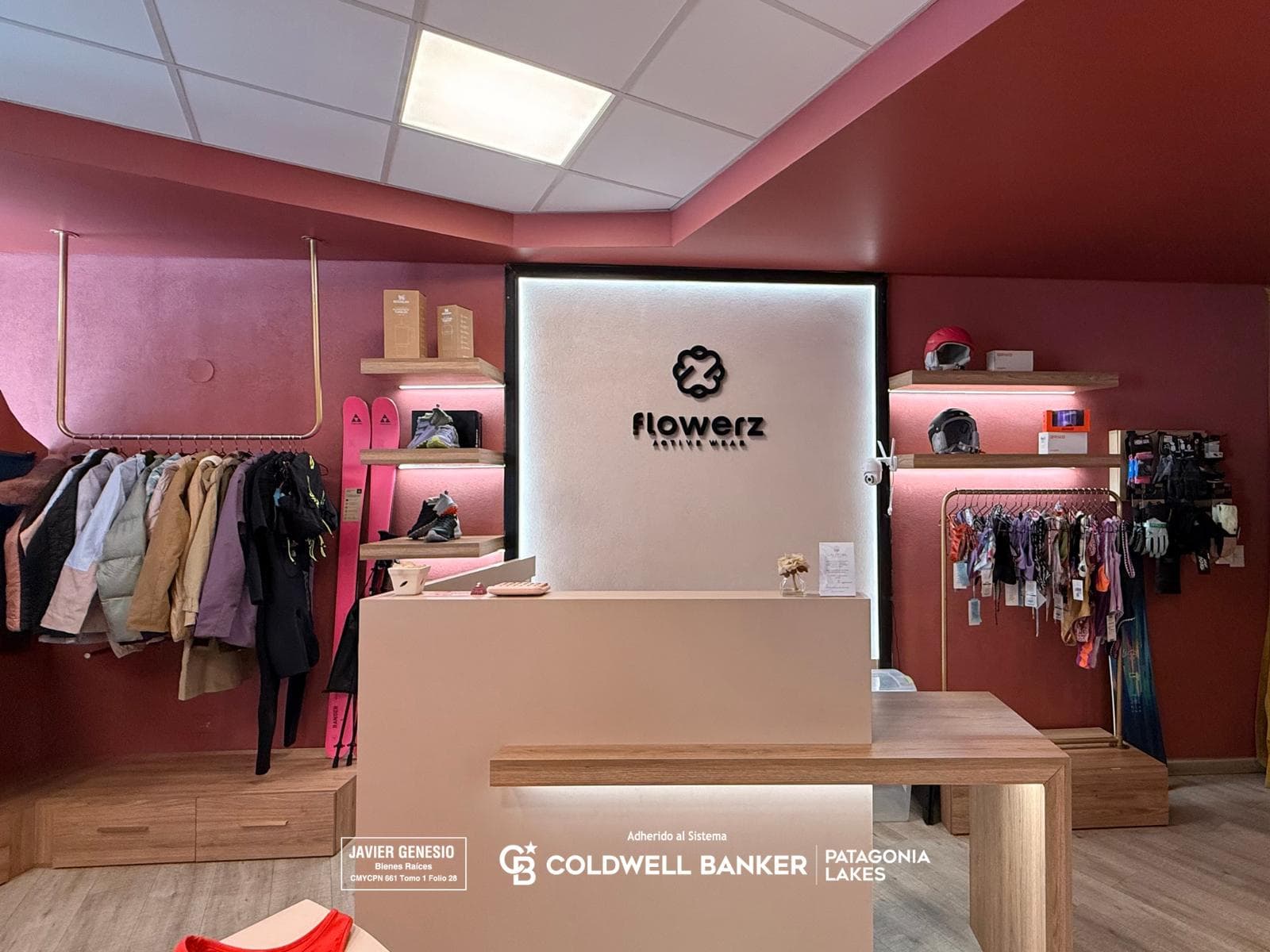 FOR SALE: Business · Women's Sportswear · On Av. Arrayanes · Villa la Angostura