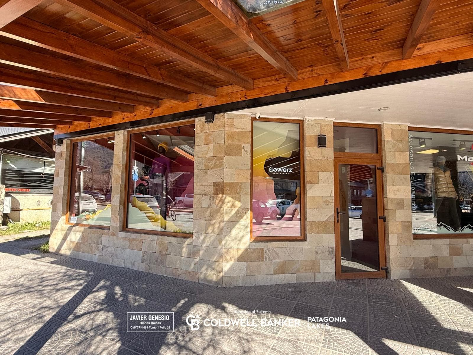FOR SALE: Business · Women's Sportswear · On Av. Arrayanes · Villa la Angostura