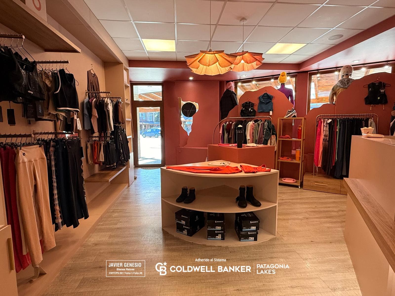 FOR SALE: Business · Women's Sportswear · On Av. Arrayanes · Villa la Angostura