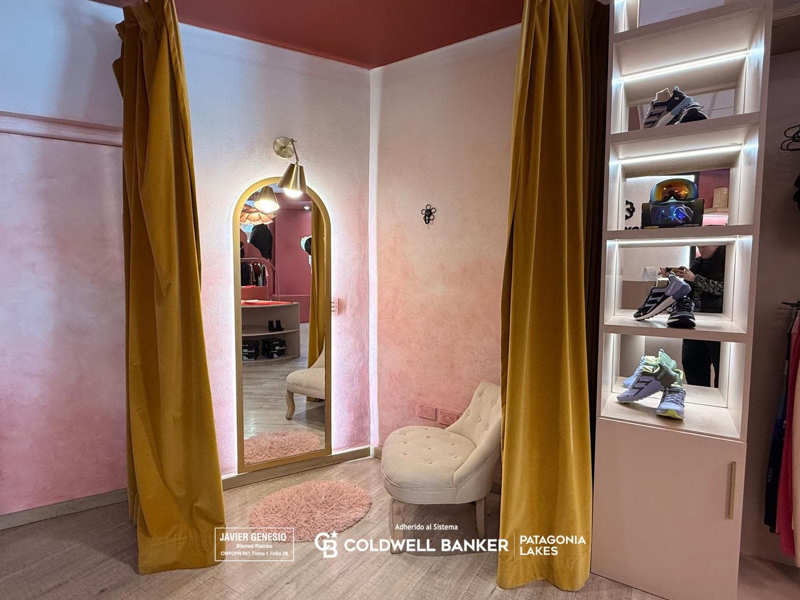 FOR SALE: Business · Women's Sportswear · On Av. Arrayanes · Villa la Angostura