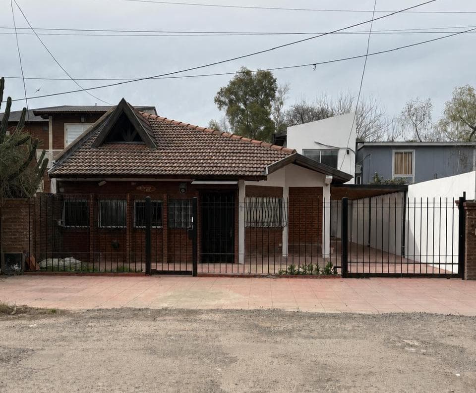 Venta de Casa con pileta y cochera, en barrio la Union, Ezeiza