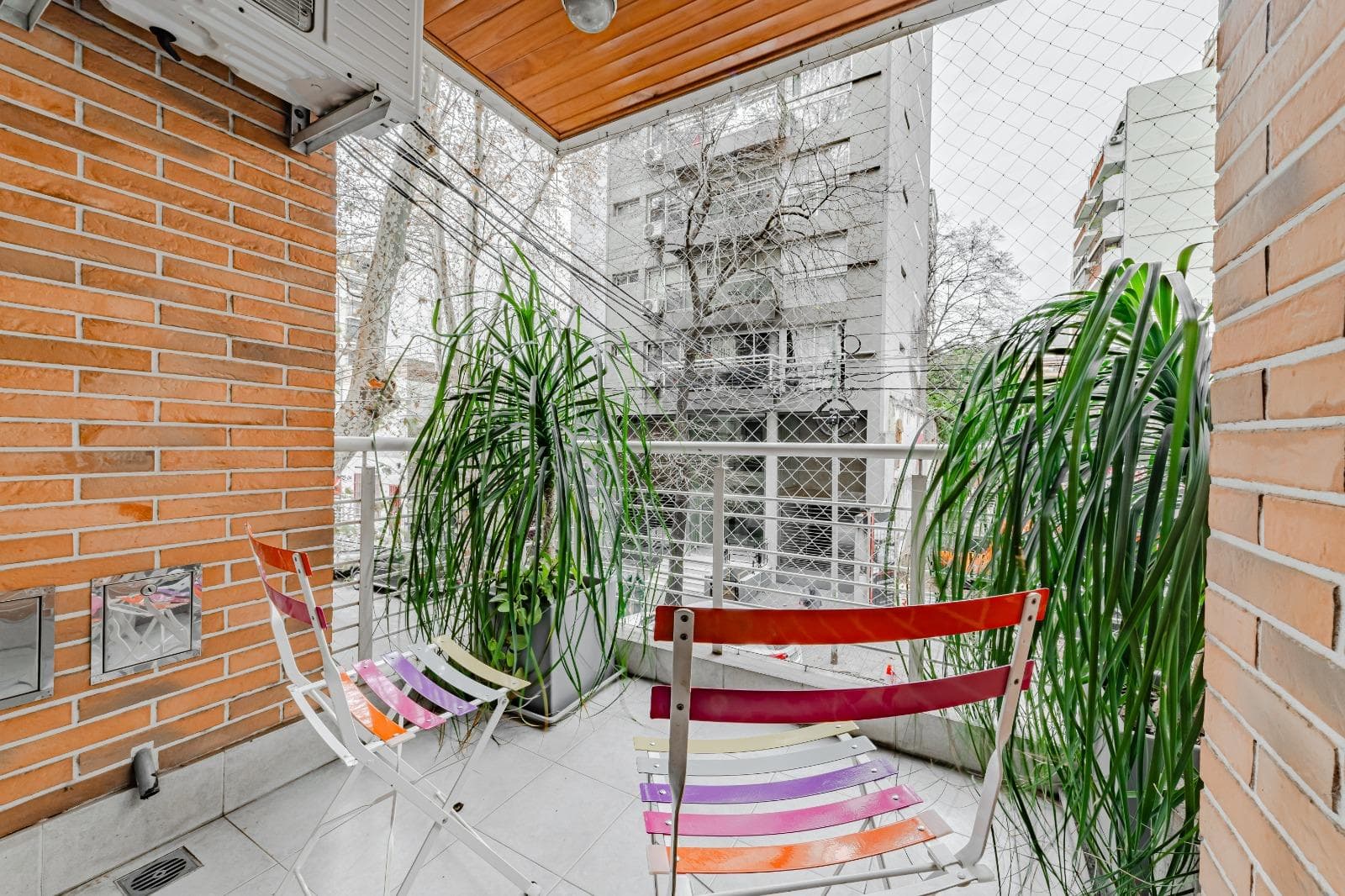 Great opportunity: 2-bedroom apartment with a front-facing balcony and a garage