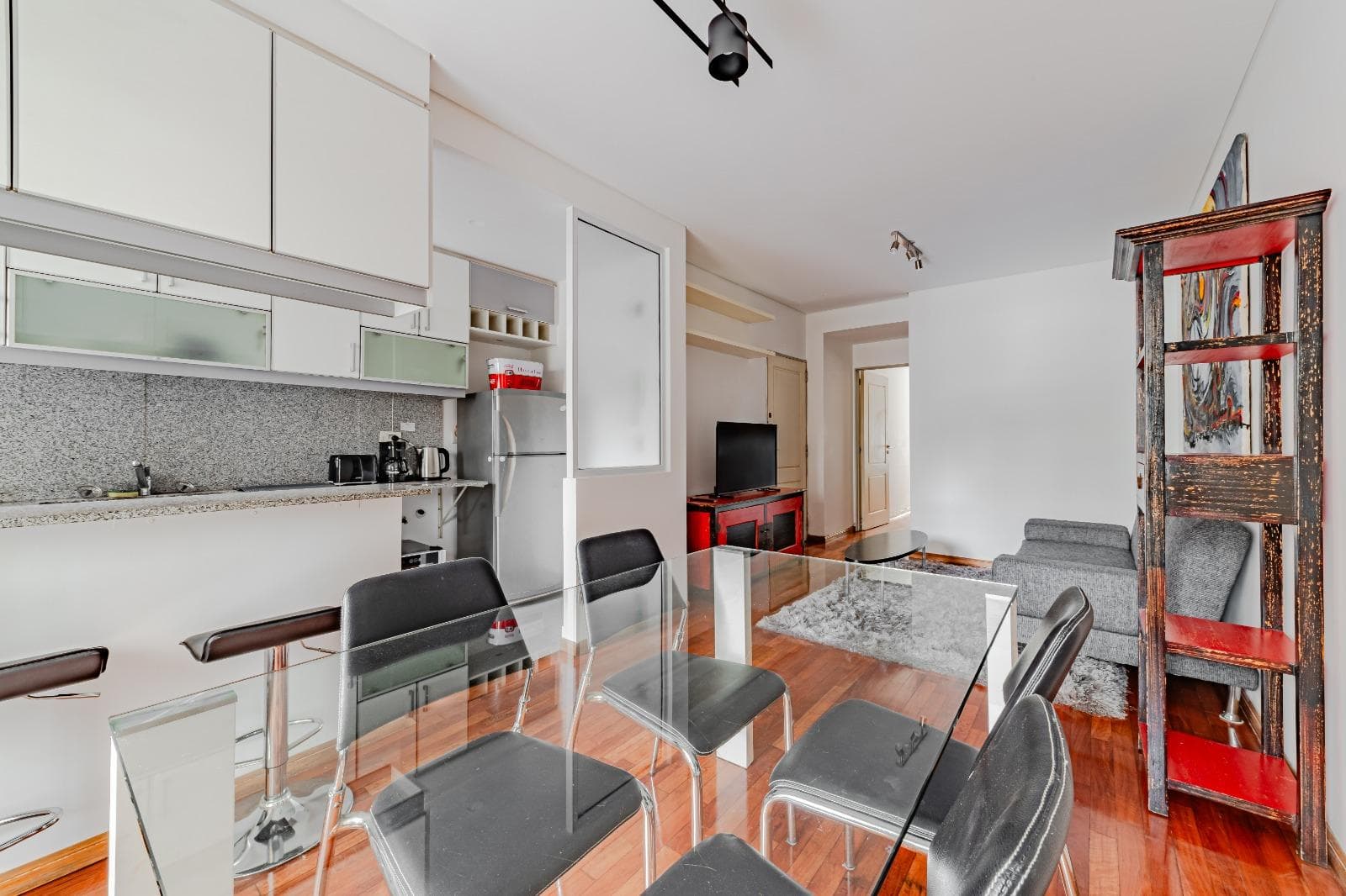Great opportunity: 2-bedroom apartment with a front-facing balcony and a garage