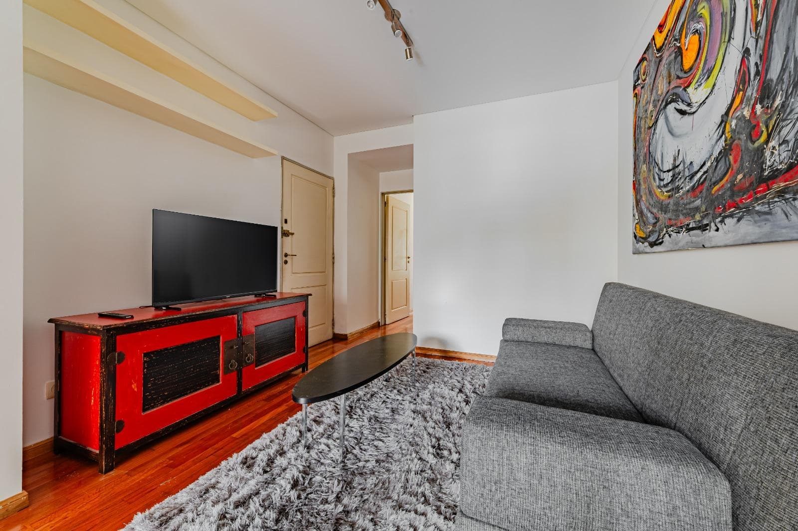 Great opportunity: 2-bedroom apartment with a front-facing balcony and a garage