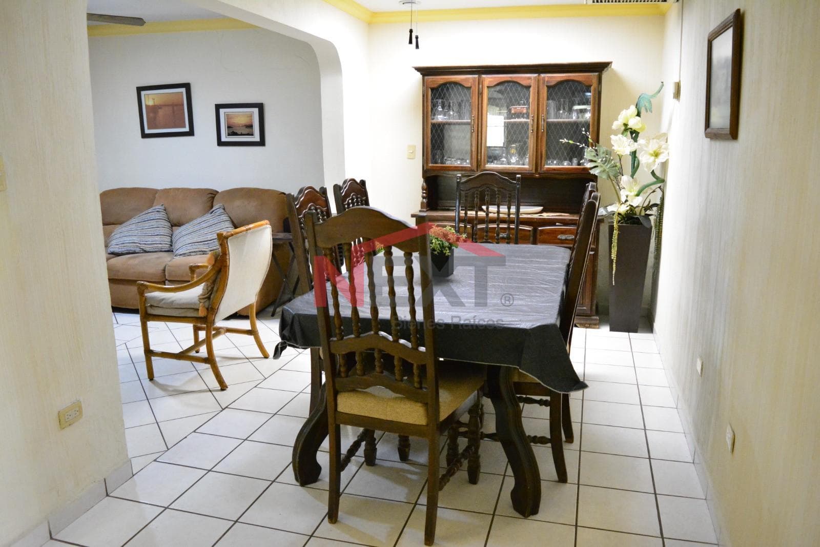 HOUSE FOR SALE IN THE BUGAMBILIA NEIGHBORHOOD