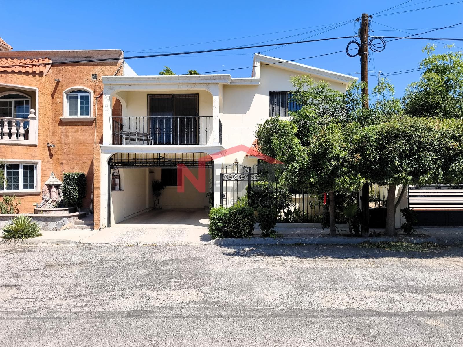 HOUSE FOR SALE IN THE BUGAMBILIA NEIGHBORHOOD