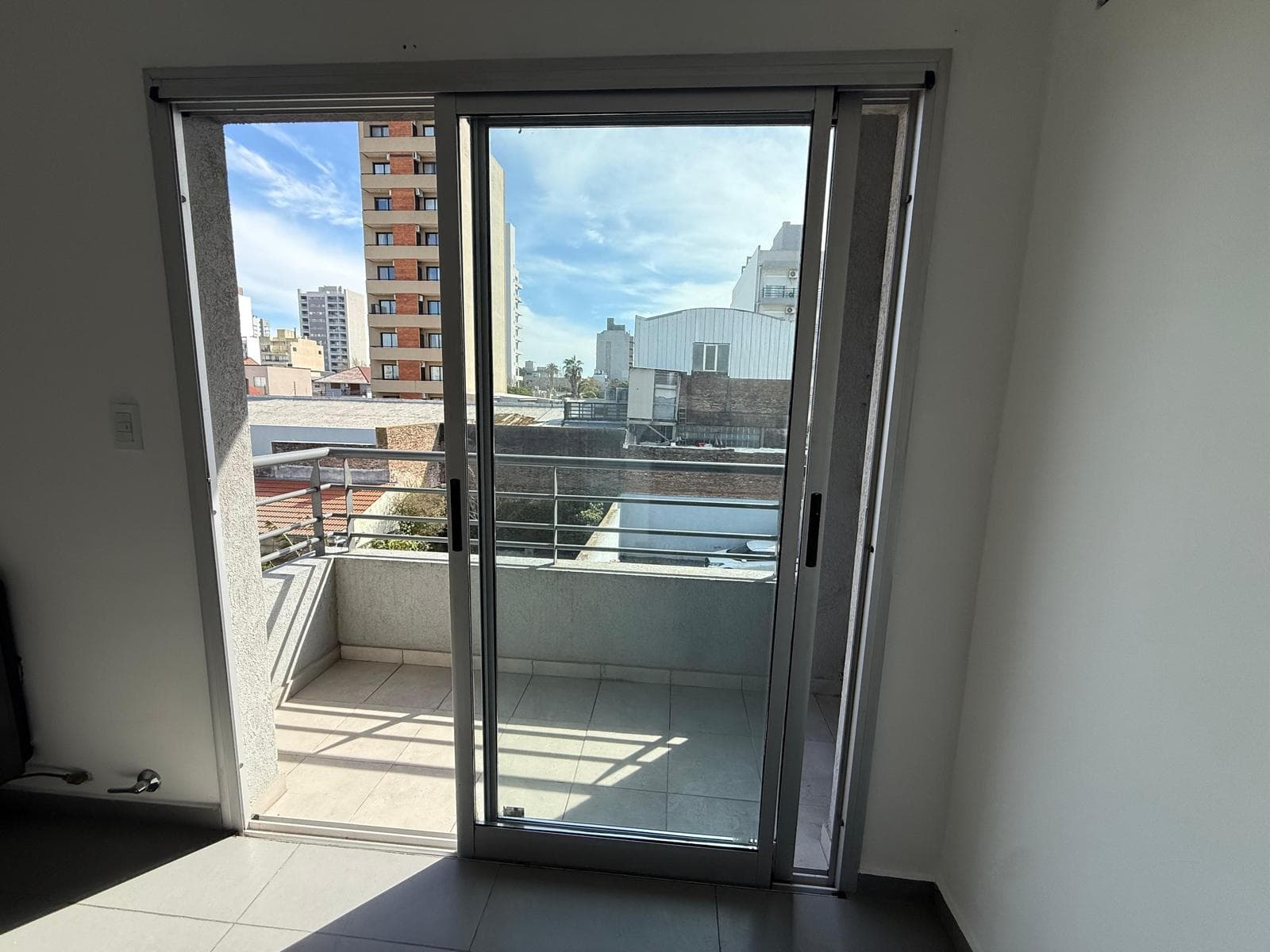 2-bedroom, 2-bathroom, 2 balconies. Half-floor. Immaculate condition