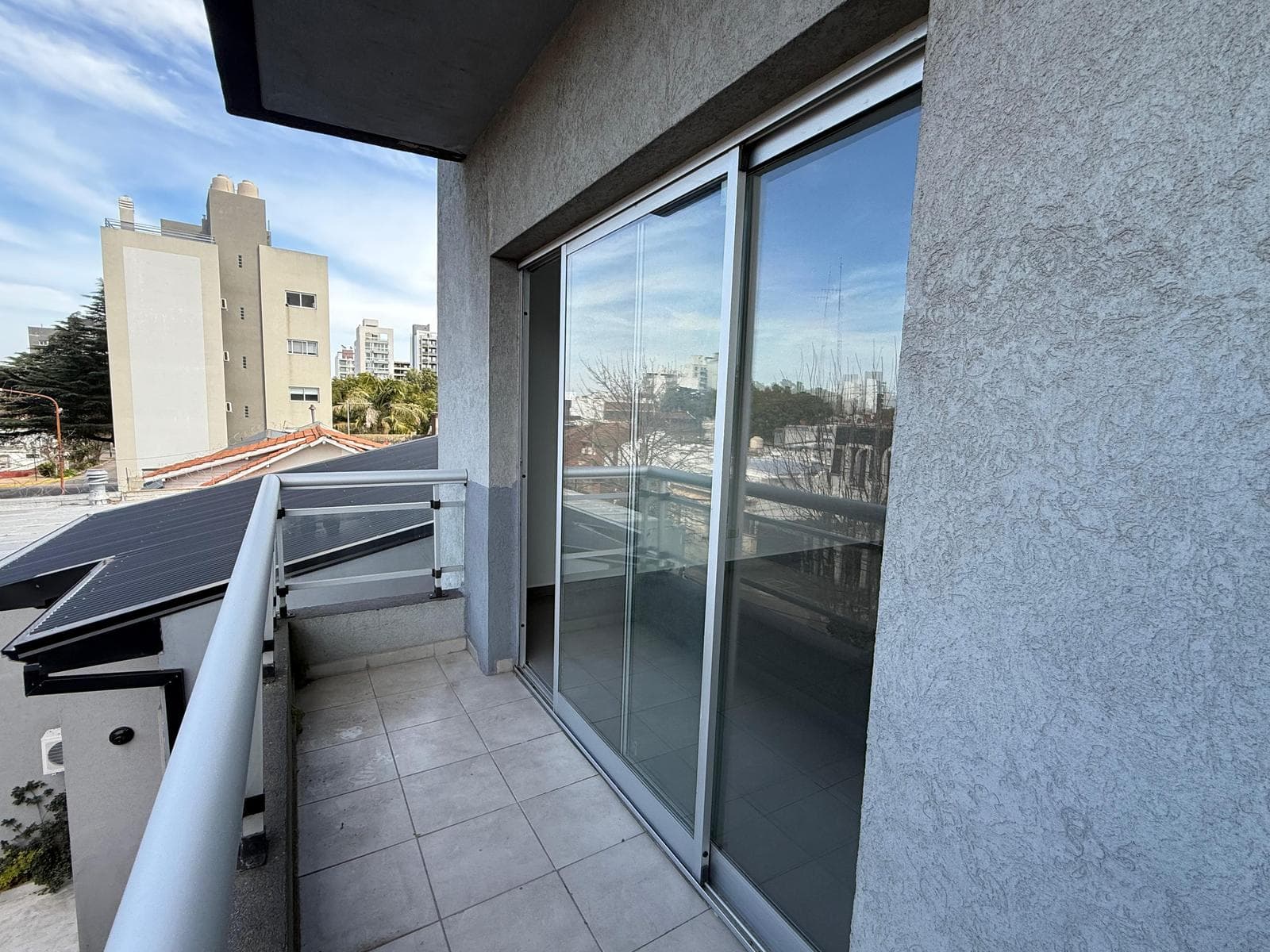 2-bedroom, 2-bathroom, 2 balconies. Half-floor. Immaculate condition