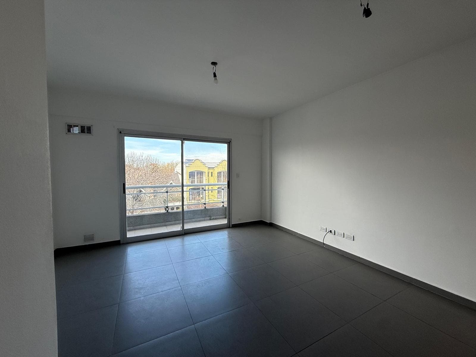 2-bedroom, 2-bathroom, 2 balconies. Half-floor. Immaculate condition