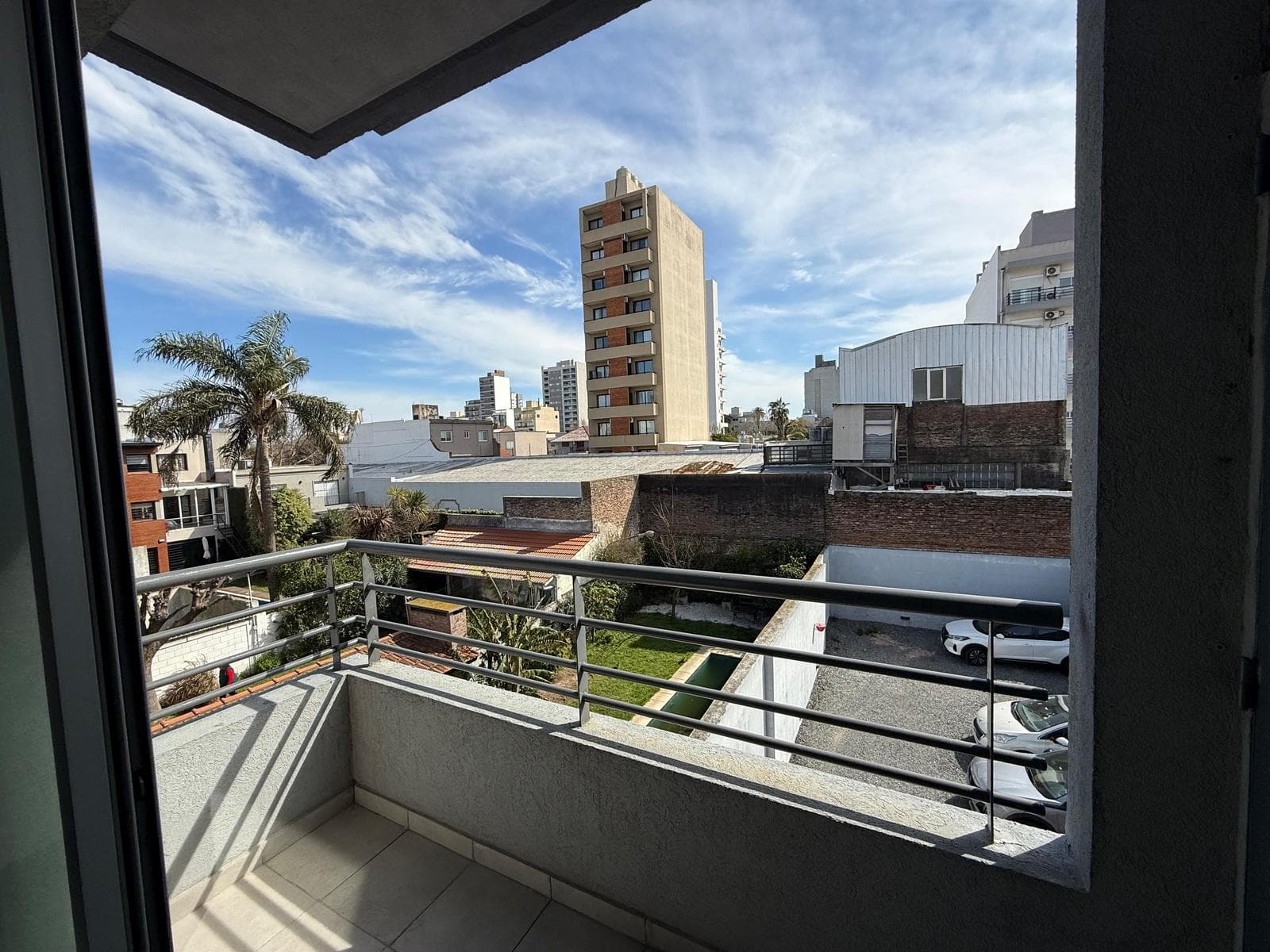 2-bedroom, 2-bathroom, 2 balconies. Half-floor. Immaculate condition