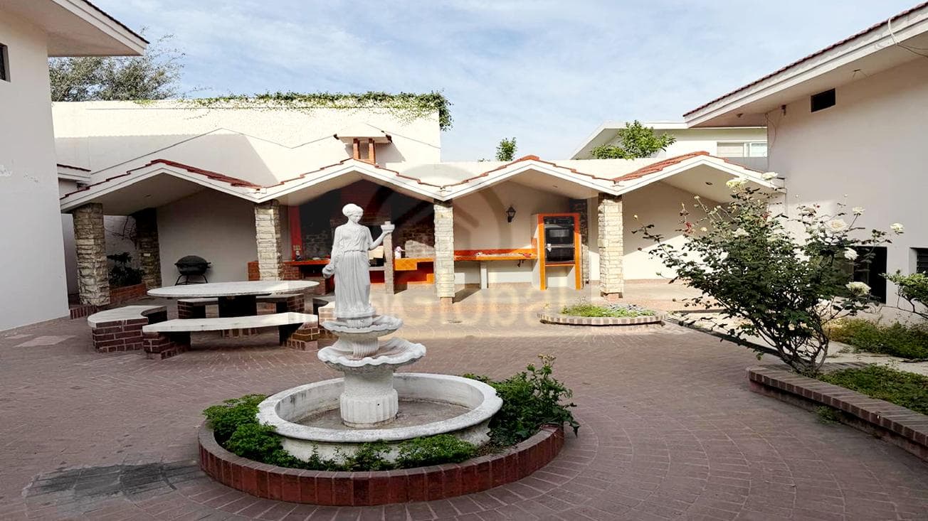EXCELLENT, SPACIOUS HOUSE FOR SALE, READY FOR RENOVATION, ONE BLOCK FROM CALZADA SAN PEDRO, GG, NL