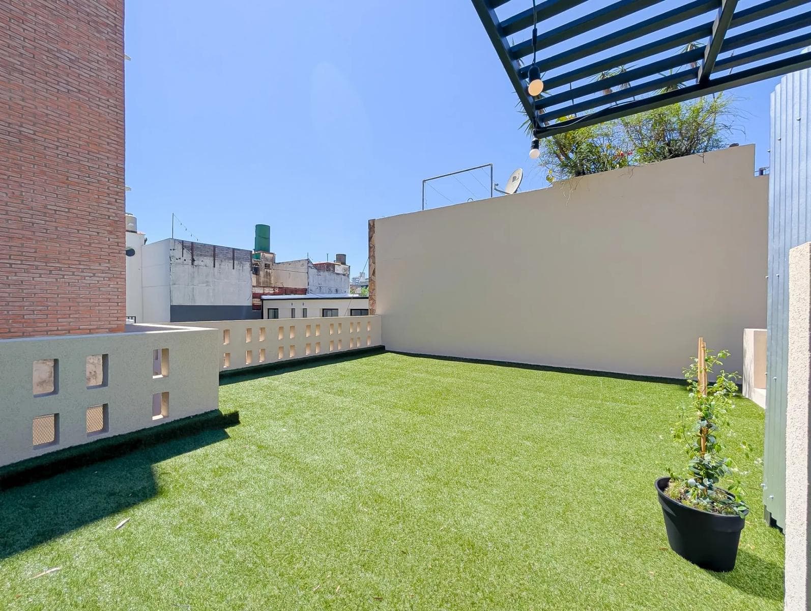 Casa de pasillo de 3 dormitorios con patio y terraza. Apta Crédito - Abasto, Rosario.