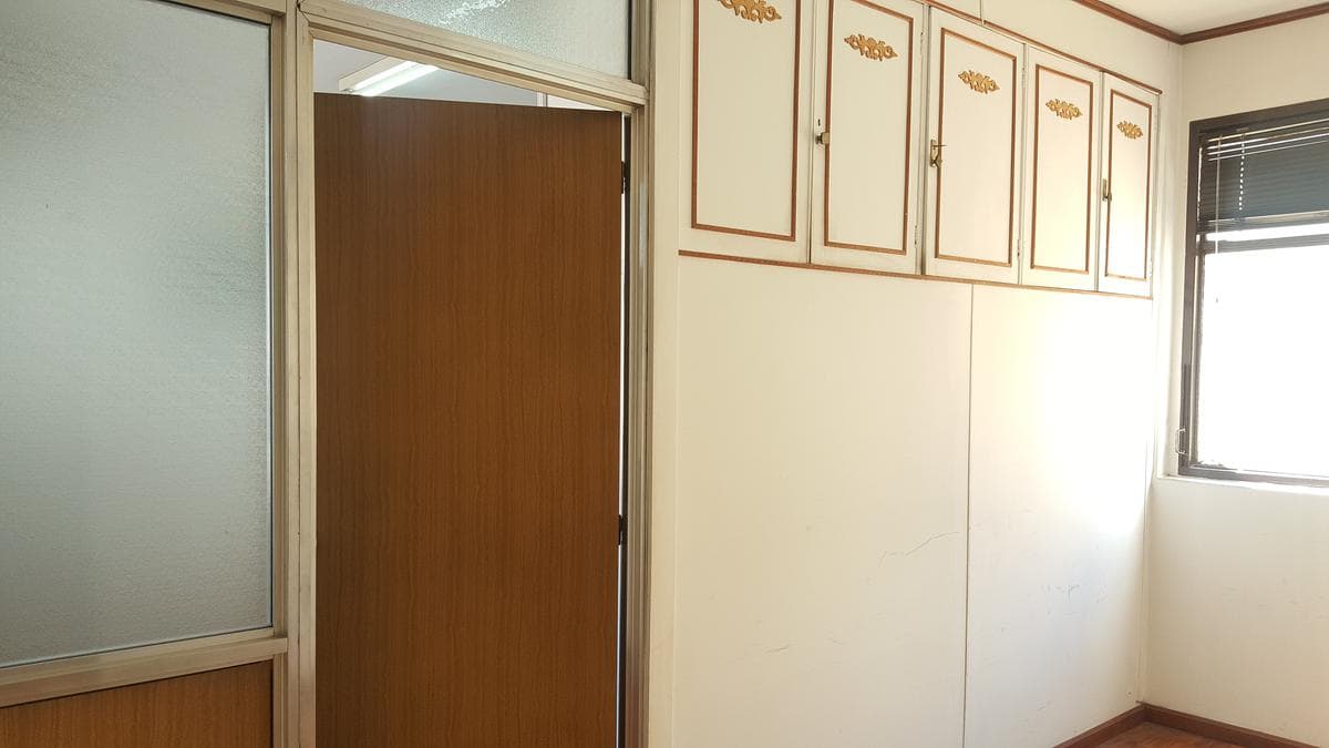 BRIGHT, UPPER-FLOOR OFFICE FOR SALE - SAN NICOLÁS - READY TO USE - SCHOOL OF ECONOMIC SCIENCES