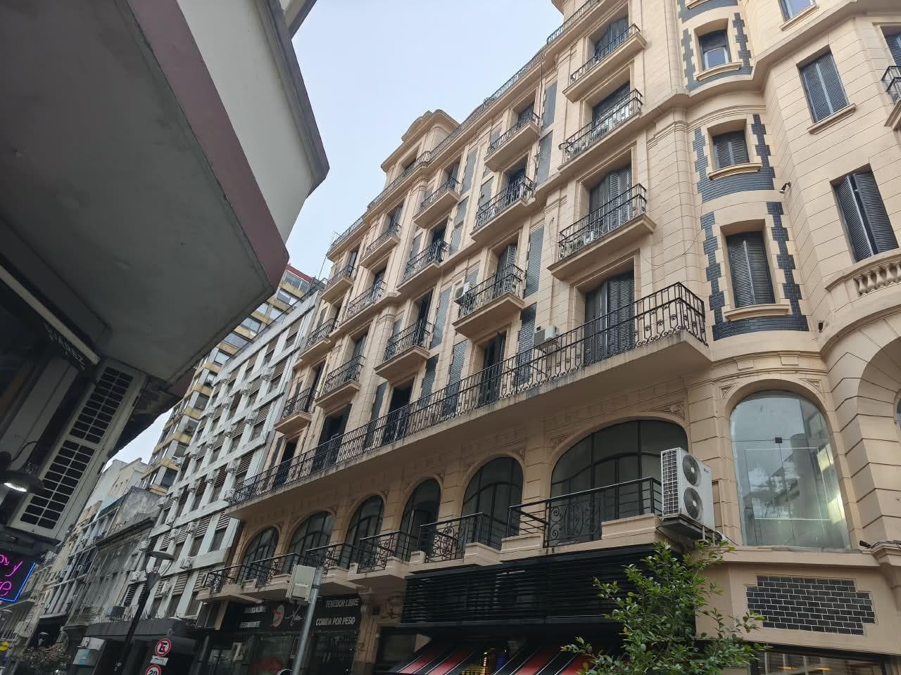 FRENCH-STYLE 6-ROOM APARTMENT FOR SALE IN MICROCENTRO