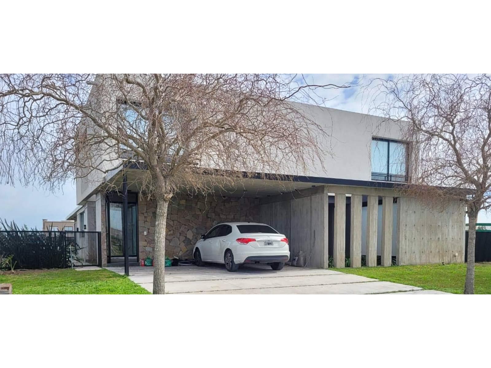 Short-Term Rental: 5-Bedroom House by the River in the El Naudir neighborhood of Escobar