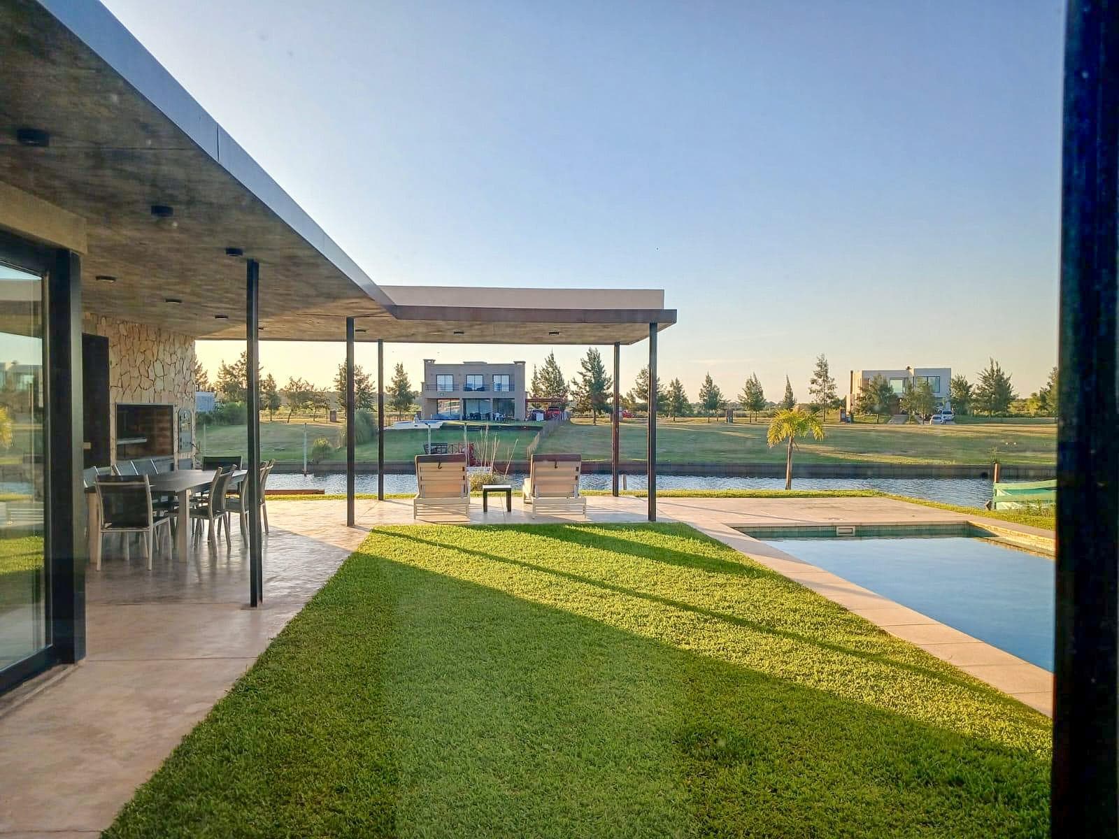 Short-Term Rental: 5-Bedroom House by the River in the El Naudir neighborhood of Escobar