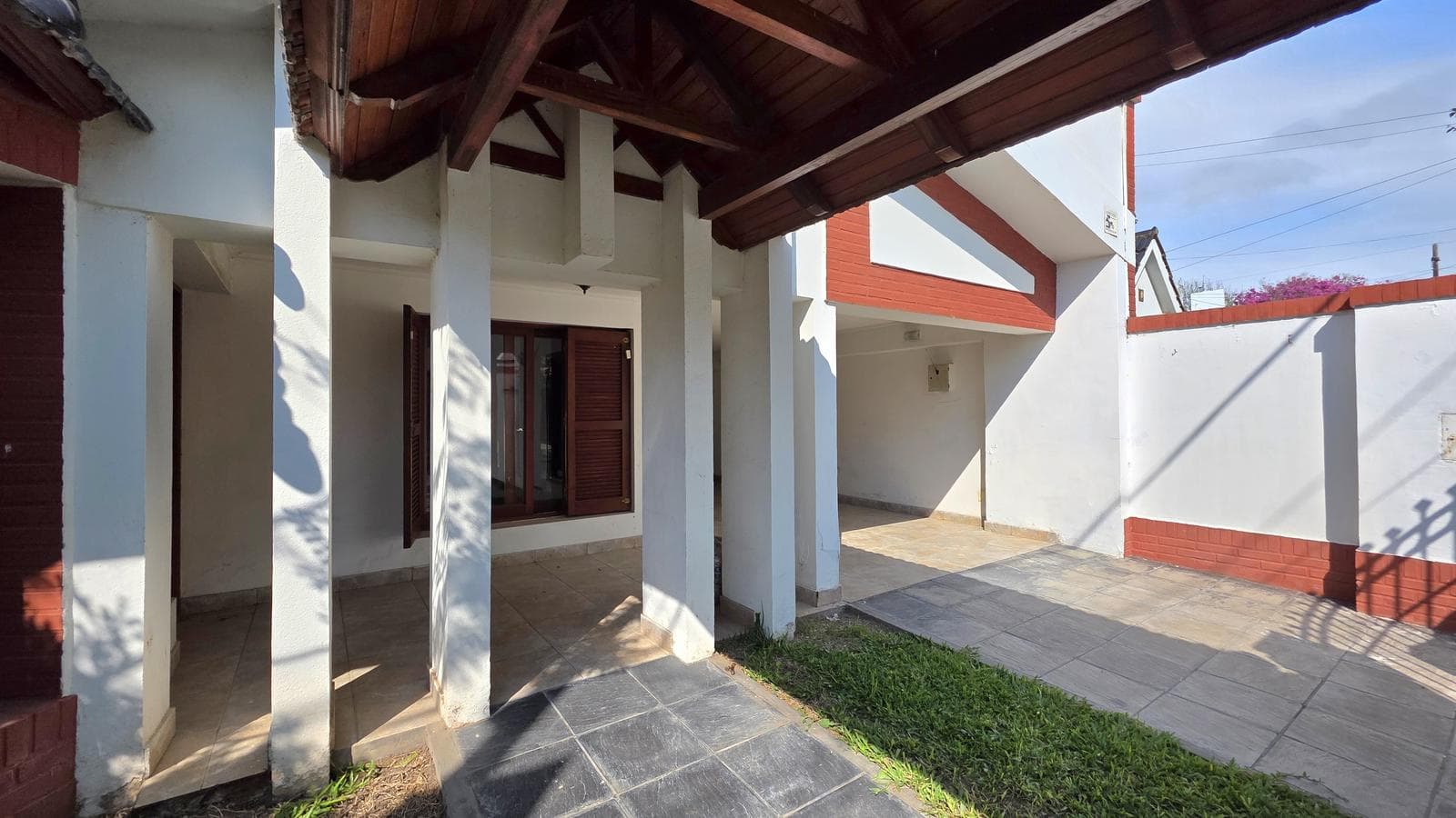 Large Property in Guadalupe Este, Just a Few Meters from Plaza San Pablo