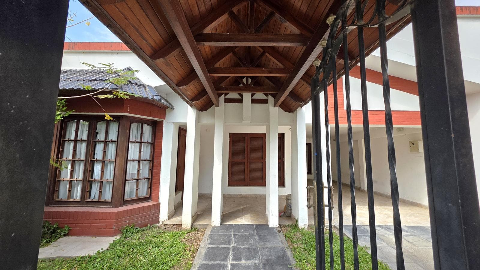 Large Property in Guadalupe Este, Just a Few Meters from Plaza San Pablo