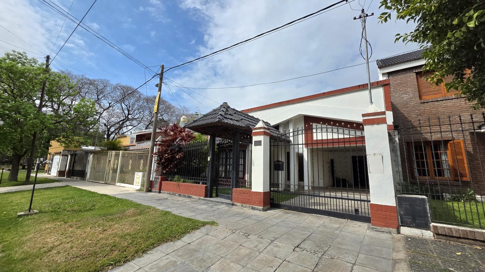 Large Property in Guadalupe Este, Just a Few Meters from Plaza San Pablo