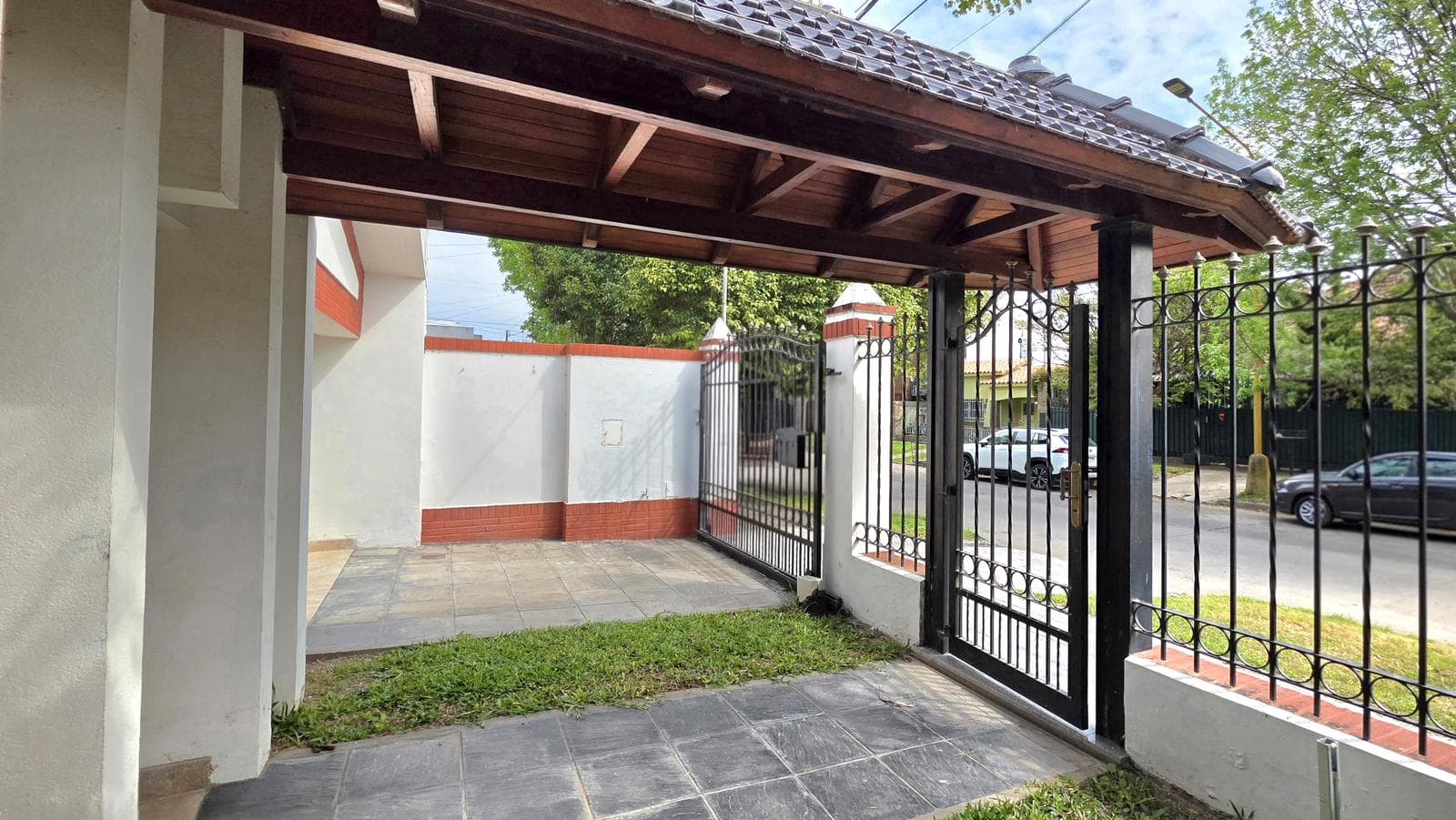 Large Property in Guadalupe Este, Just a Few Meters from Plaza San Pablo