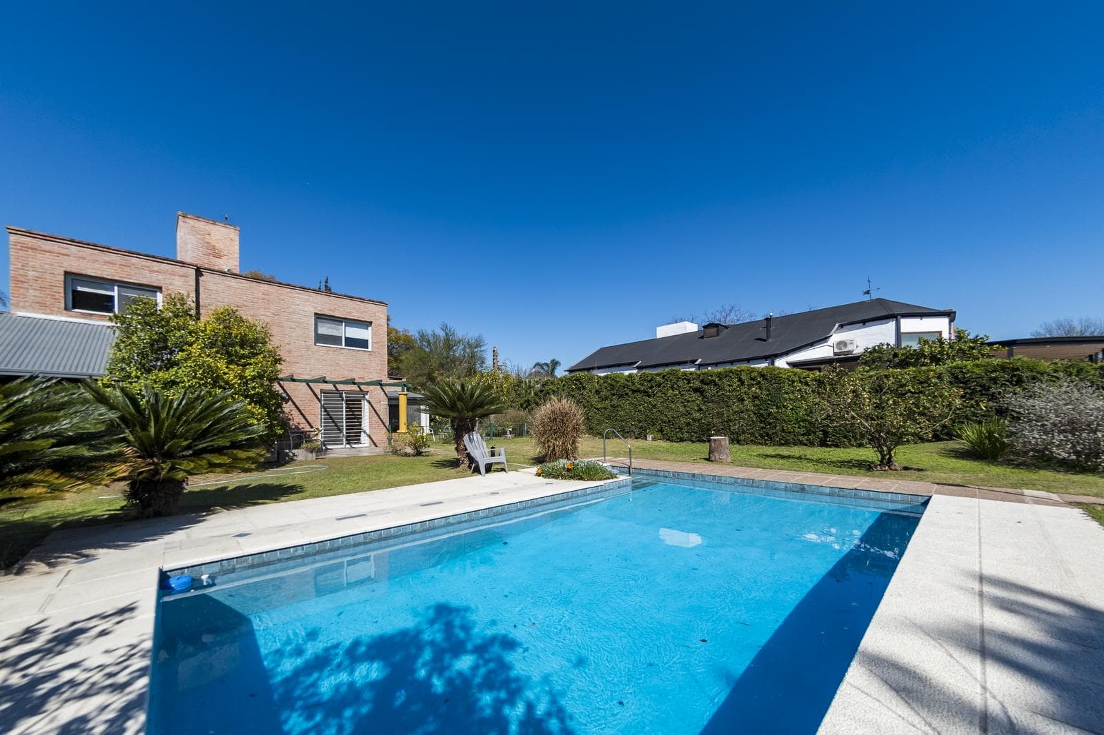 5-Bedroom House | 480 m² of living space, with a Pool and Enclosed Porch - Country Jockey Club