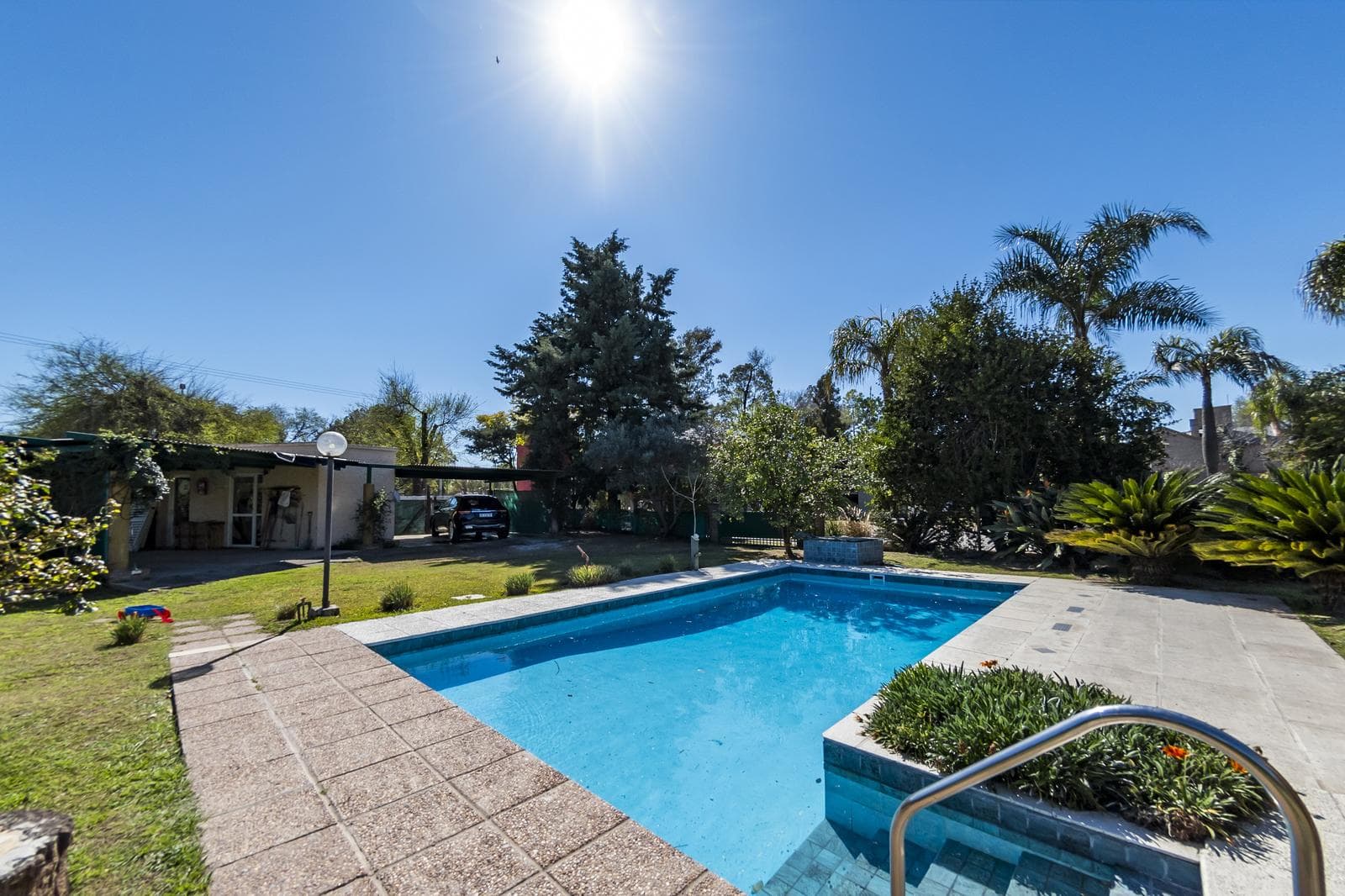 5-Bedroom House | 480 m² of living space, with a Pool and Enclosed Porch - Country Jockey Club