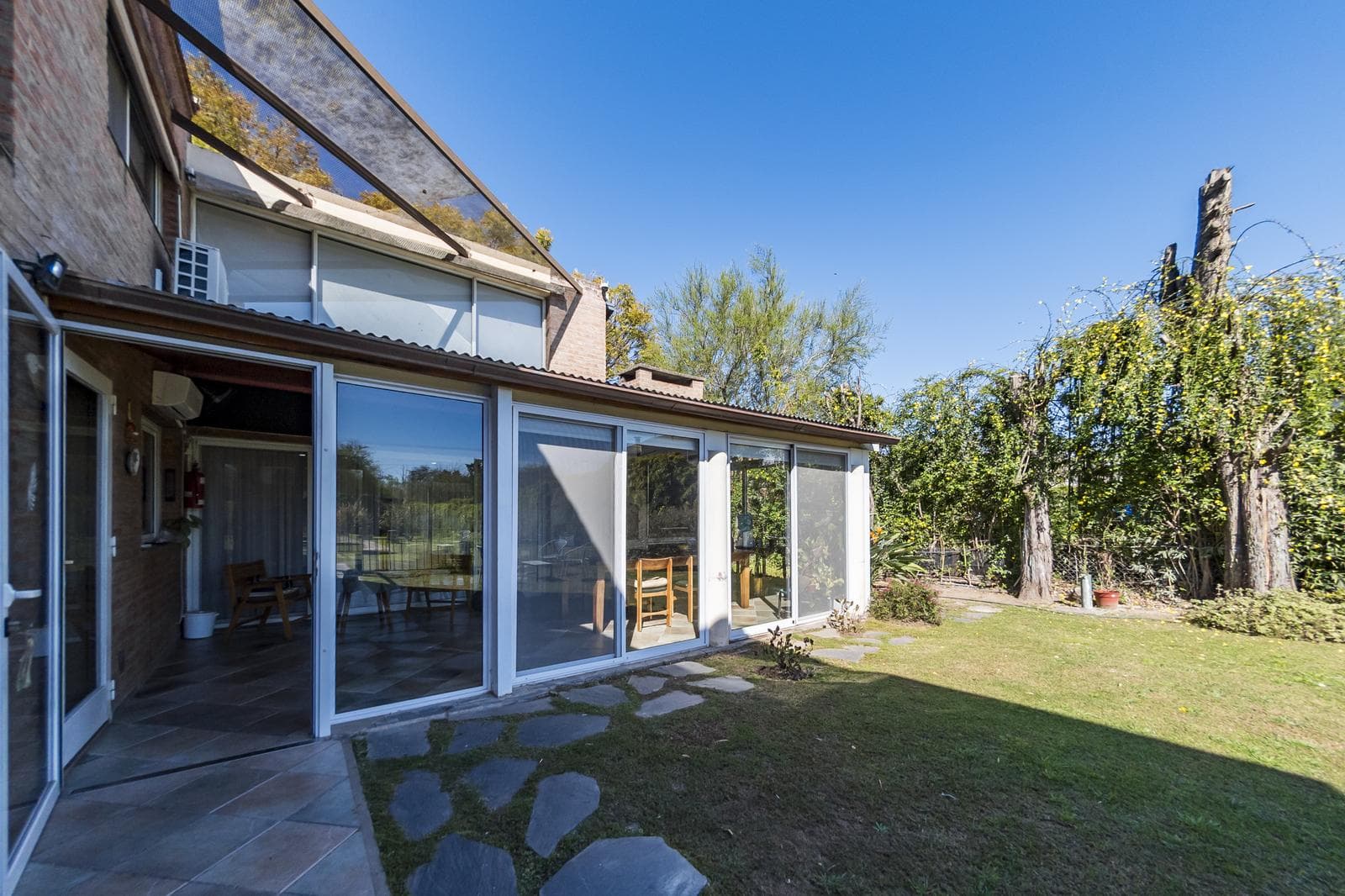 5-Bedroom House | 480 m² of living space, with a Pool and Enclosed Porch - Country Jockey Club