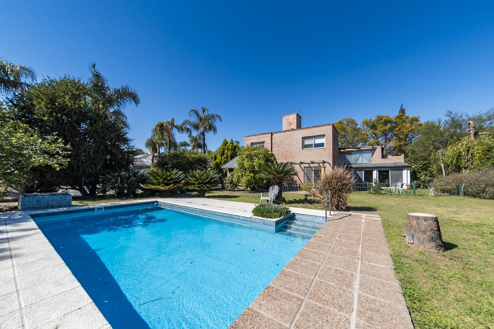 5-Bedroom House | 480 m² of living space, with a Pool and Enclosed Porch - Country Jockey Club