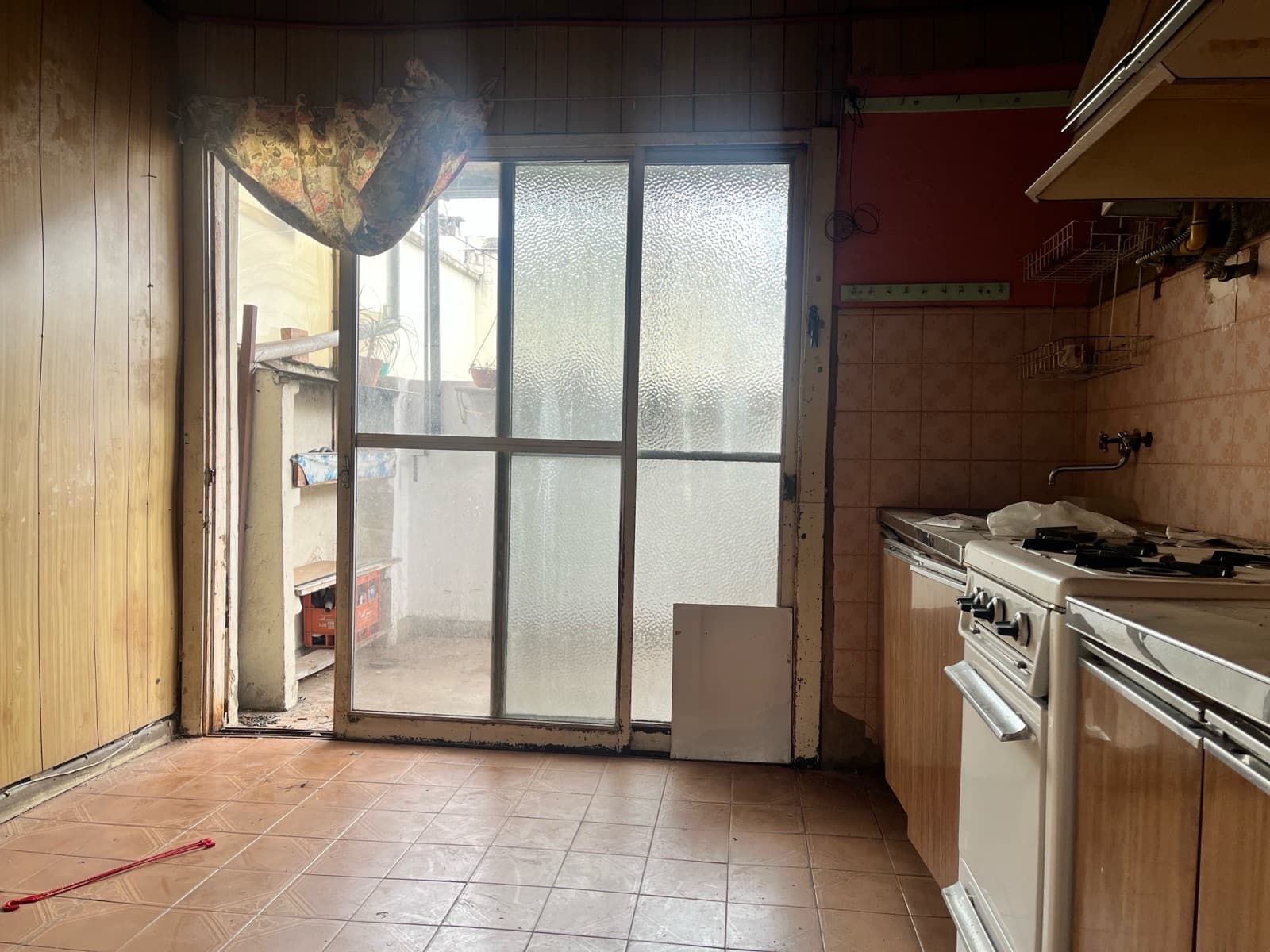 PH in Flores: 3-Room Home to Renovate—An Opportunity to Live or Invest