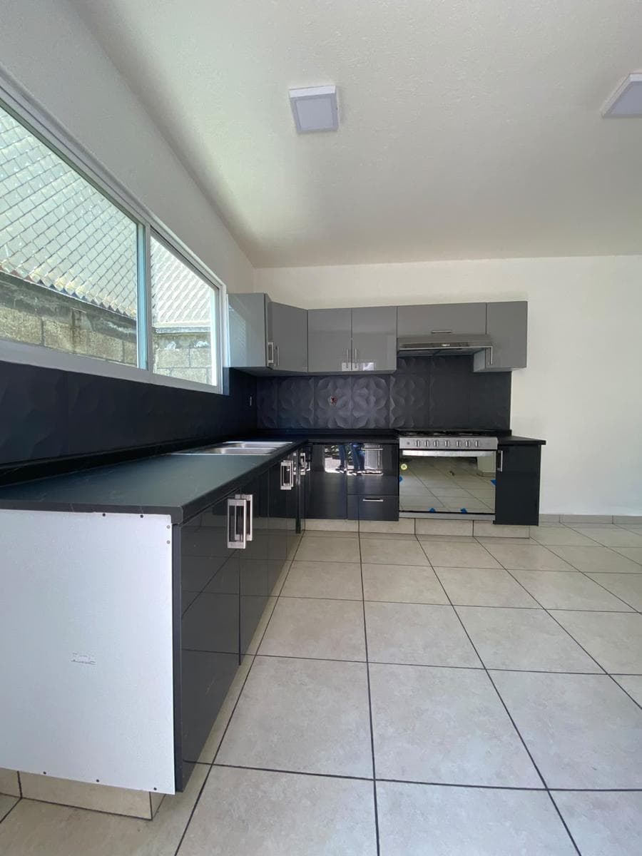 HOUSE FOR SALE IN DOWNTOWN JIUTEPEC, MORELOS, WITH AN ELECTRIC GATE