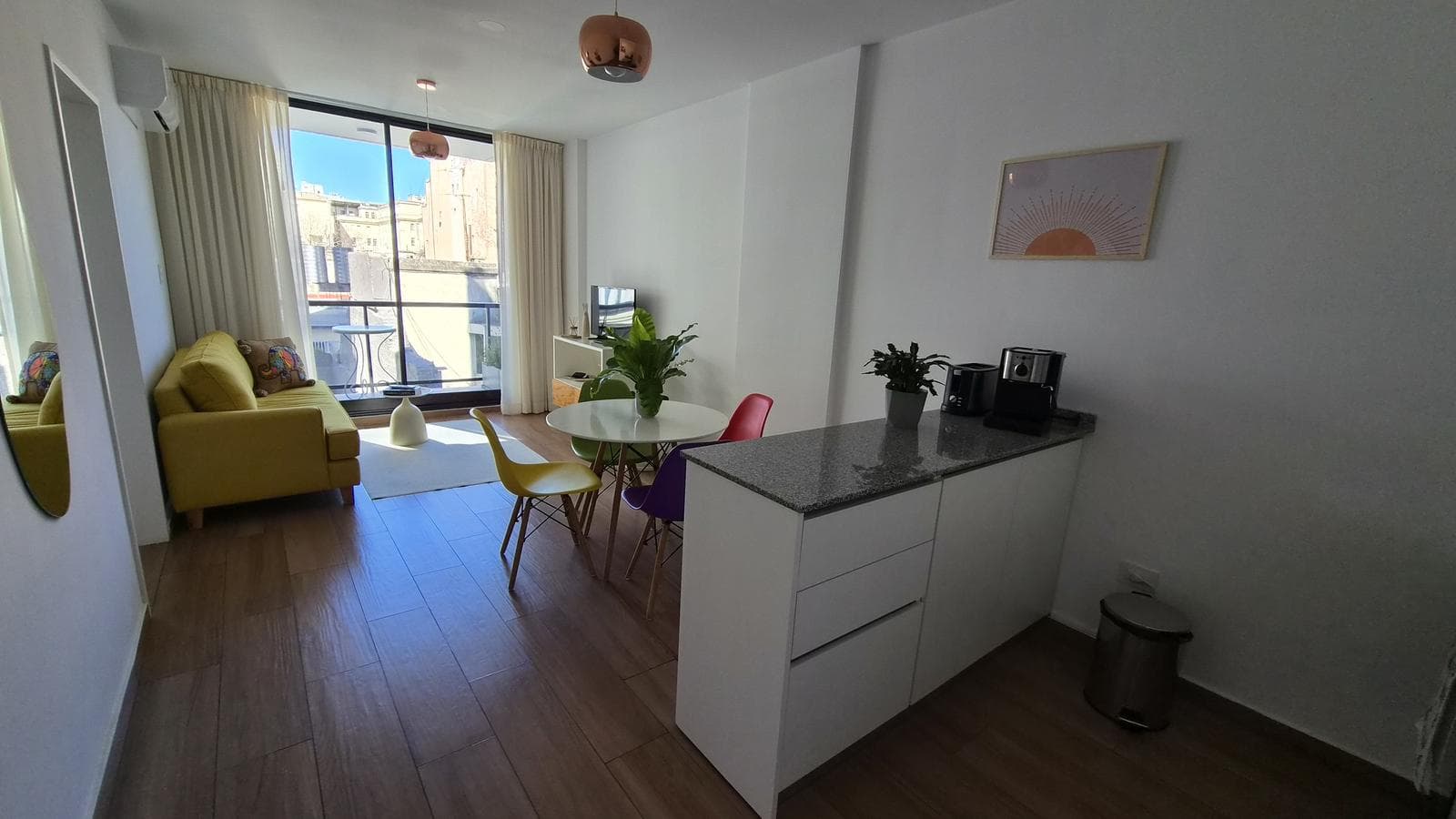 Beautiful 2-room apartment with plenty of natural light and amenities