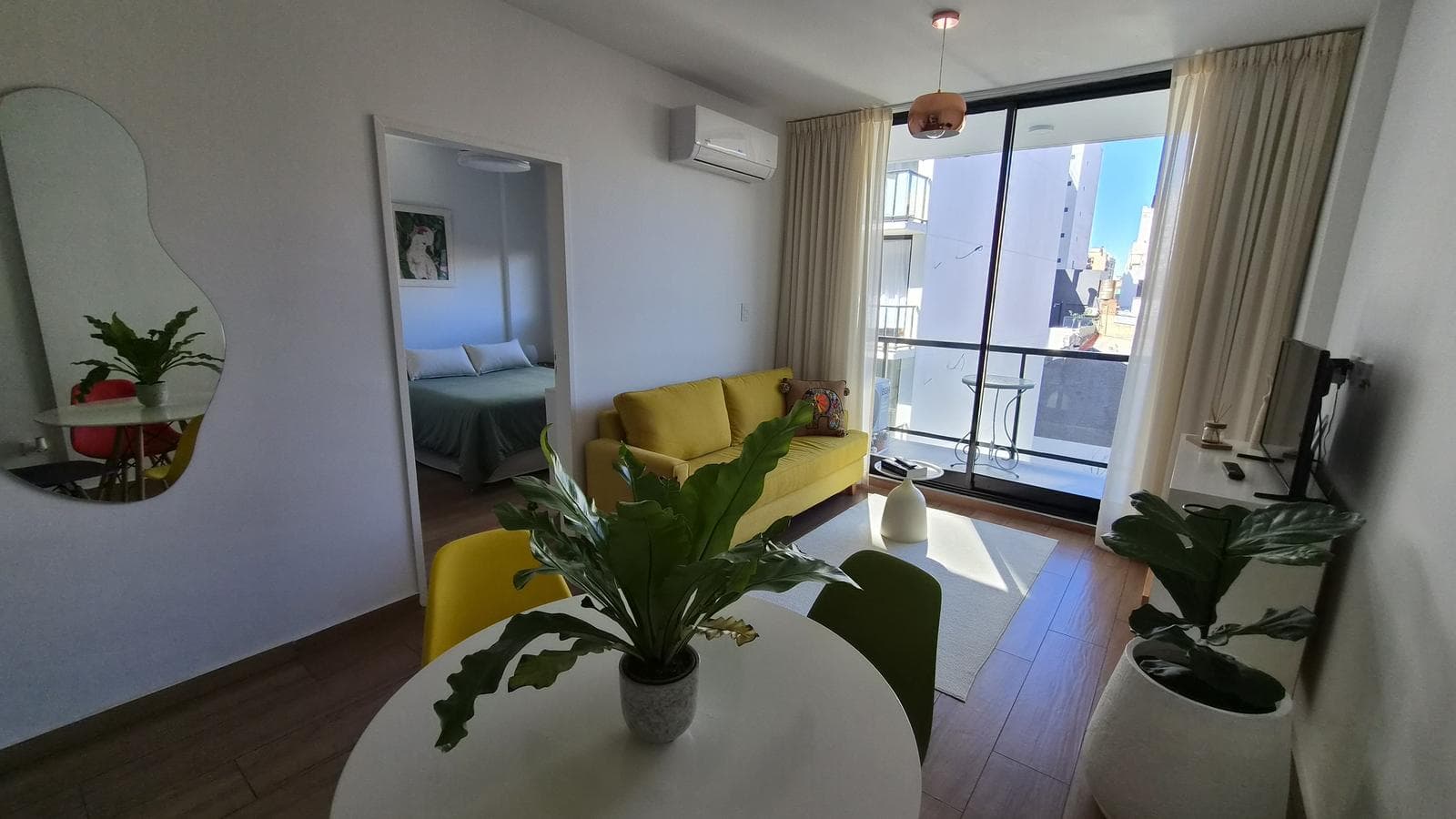 Beautiful 2-room apartment with plenty of natural light and amenities