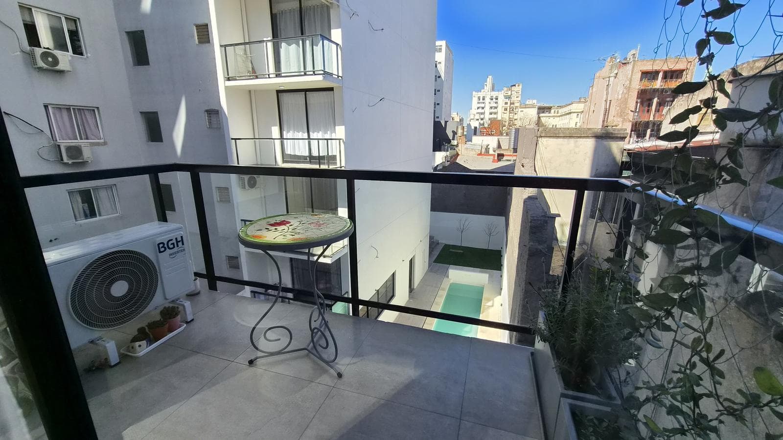 Beautiful 2-room apartment with plenty of natural light and amenities