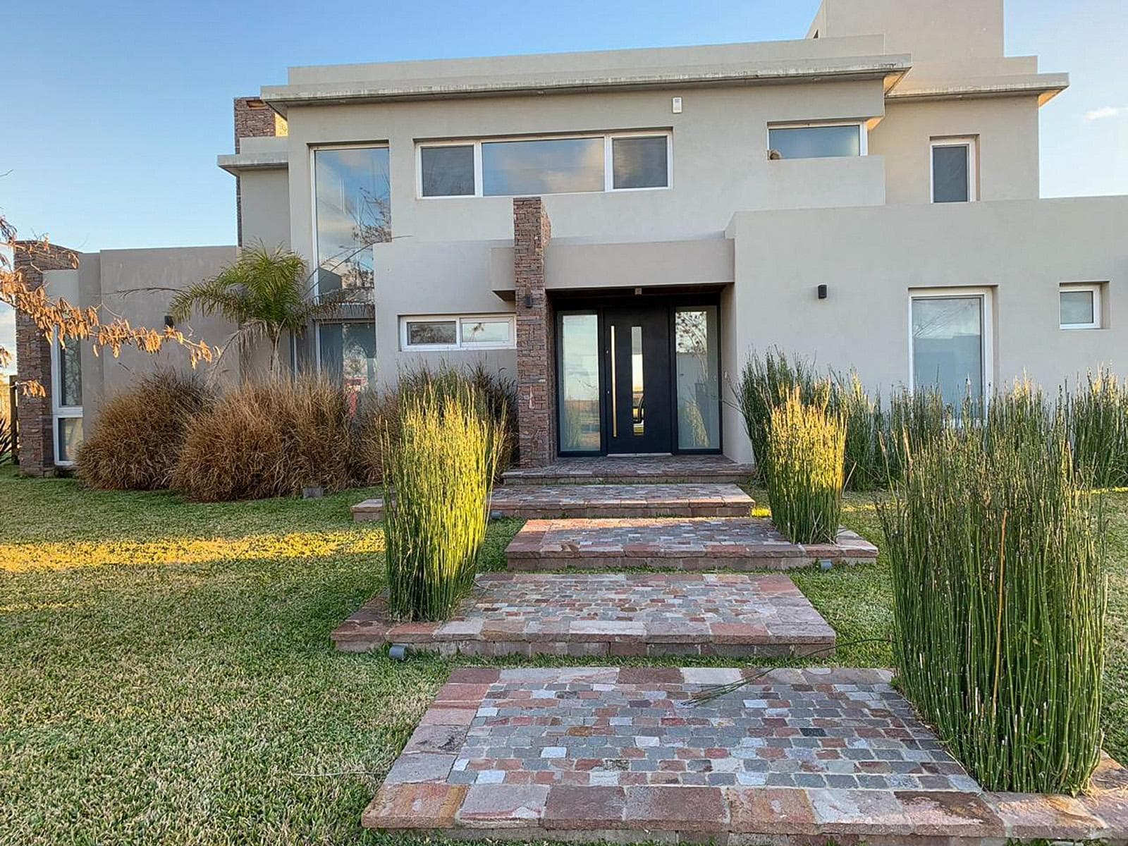 House for Sale: 8 Rooms in La Laguna, El Cantón Norte Neighborhood, Escobar