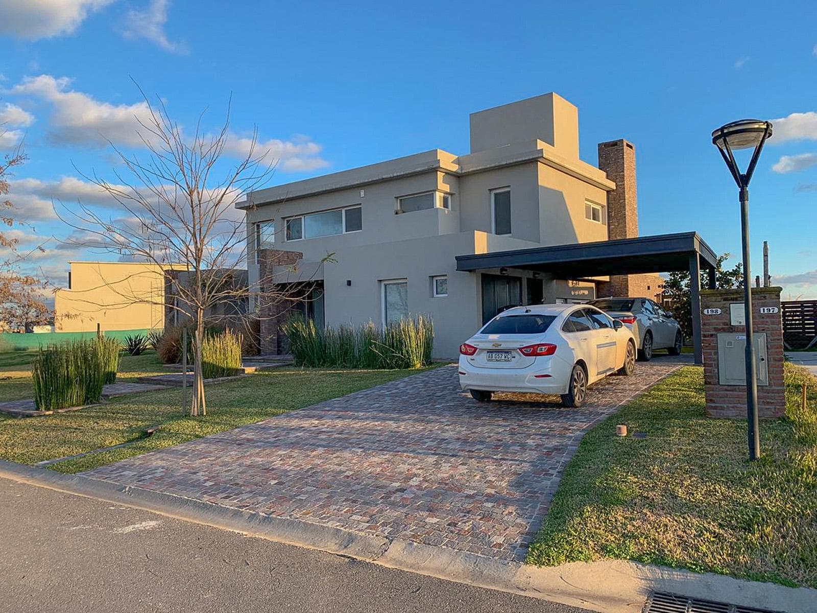 House for Sale: 8 Rooms in La Laguna, El Cantón Norte Neighborhood, Escobar